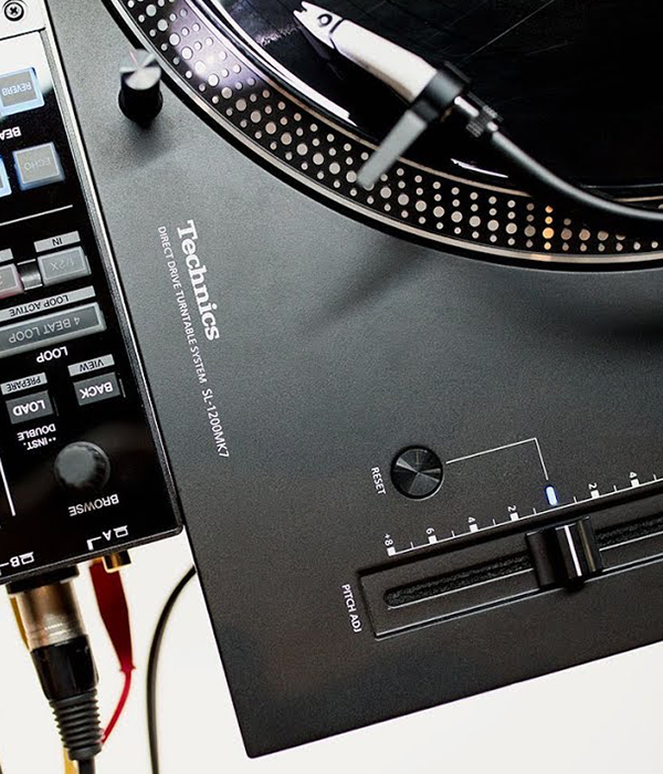 เครื่องเล่นแผ่นเสียงระบบ Direct Drive SL-1210MK7